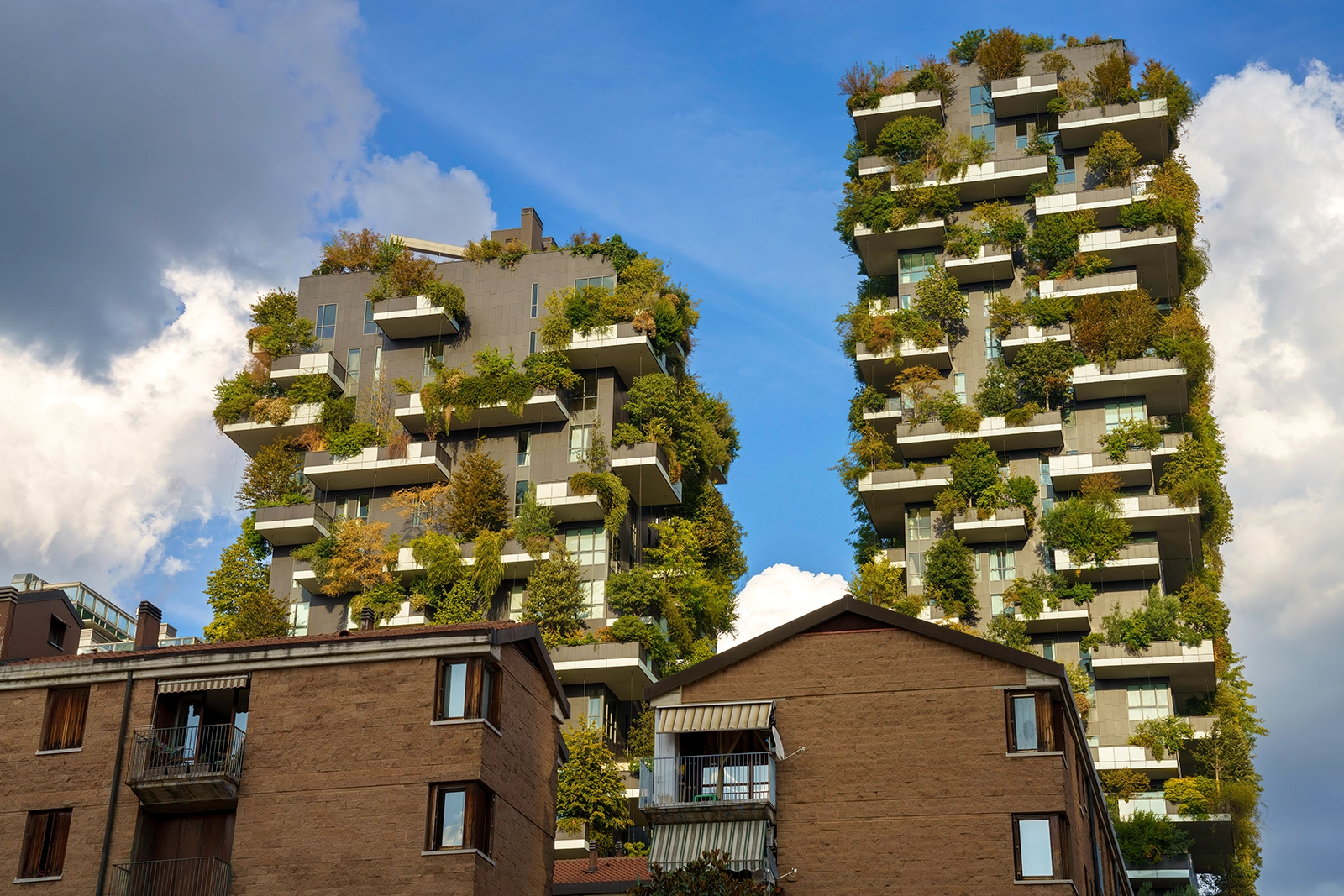 Nachhaltige Architektur: Bosco Verticale Hochhäuser in Mailand mit Bezug auf ESG im Sustainability Management