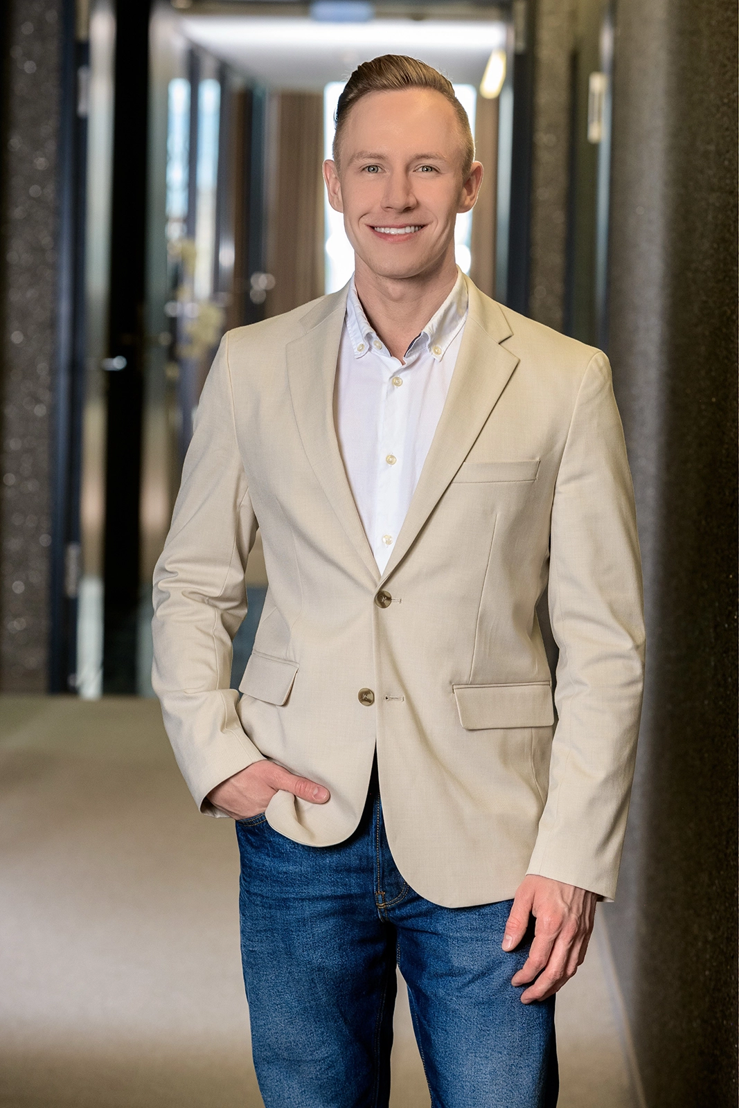 Portrait von Consultant Talent Acquisition und Sales Jonathan Fuchs im modernen Büro