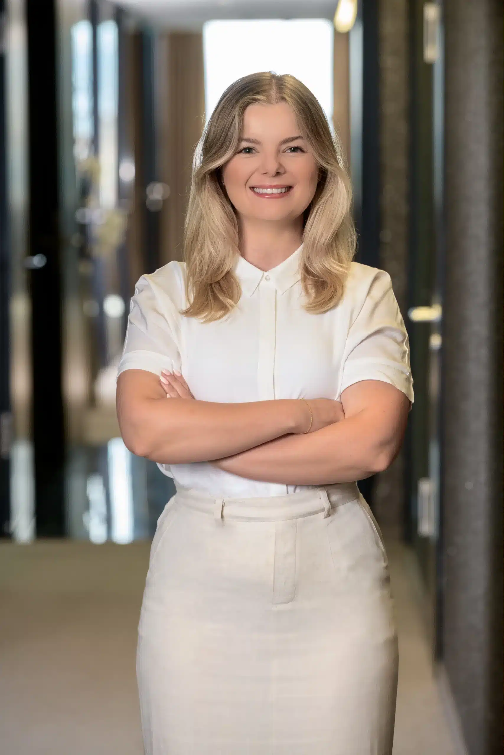 Portrait von Senior Consultant Talent Acquisition und Operations Michèle Ecke-Evers im modernen Büro
